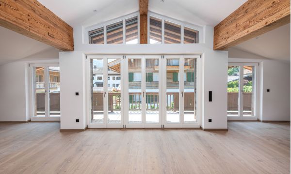 Goße Fensterfront eines Neubaus am Tegernsee, die Wände sind von Maler Monti gestrichen