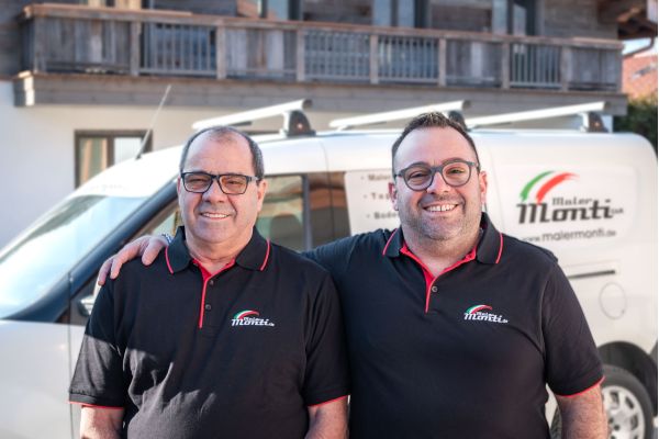 Porträt von Inhaber Andrea Monti und Firmengründer Antonio Moni vor Firmenwagen