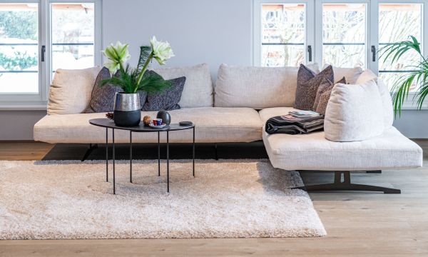 Ecksofa in einem Wohnhaus am Tegernsee mit von Maler Monti gestrichener Innenwand