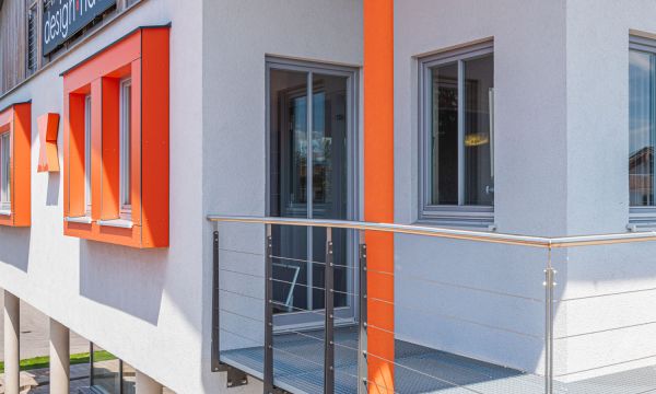 Balkon an einem Geschäftshaus mit tragender Stahlsäule, die von Maler Monti mit einem einem feuerhemmenden Anstrich versehen wurde