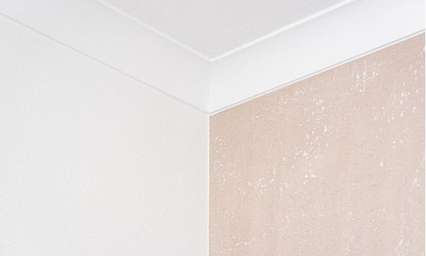 Weiße Zierleiste von Maler Monti als Wandabschluss an einer weiß gestrichenen Decke