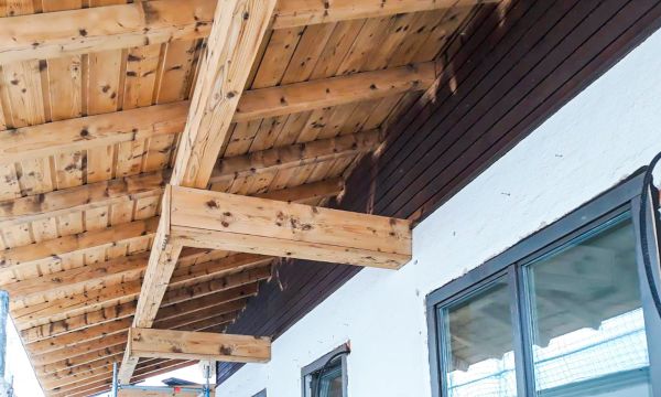 Durch Sandstrahlen von Maler Monti frei gelegtes Holz eines Dachstuhls an einem Haus am Tegernsee