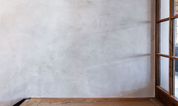 Innenwand verspachtelt von Maler Monti in heller Betonoptik in einem Haus am Tegernsee