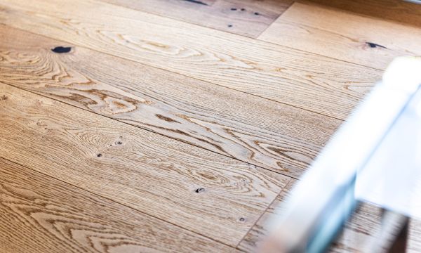Detailaufnahme eines von Maler Montii verlegten Parketts in einem Haus in Tegernsee