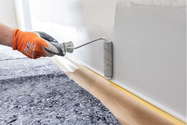 Detailaufnahme eines Farbrollers von Maler Monti beim Streichen einer Innenwand