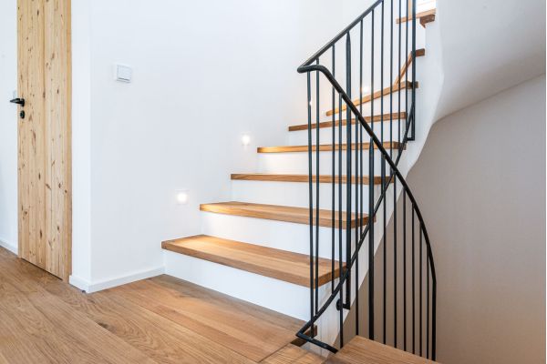 Treppenhaus eines Neubaus am Tegernsee gestrichen von Maler Monti