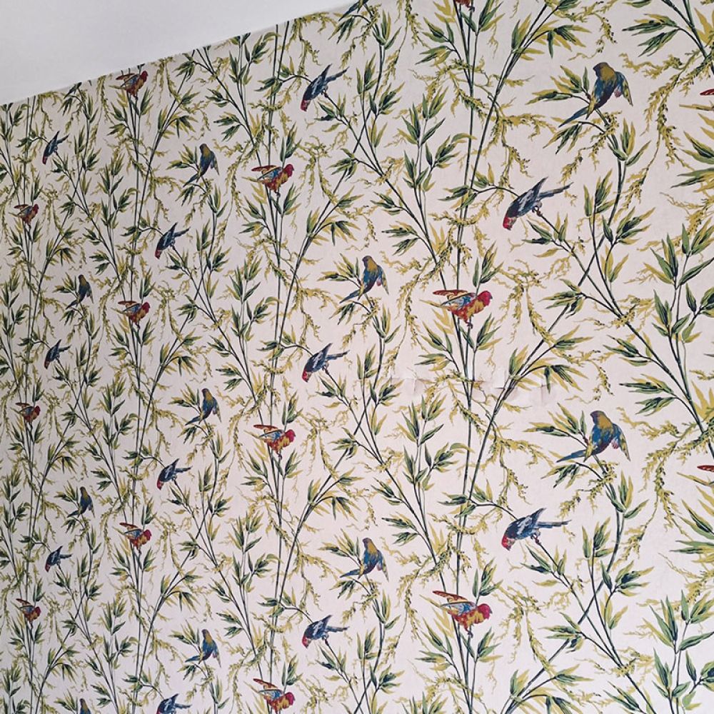 Einzigartige Tapete von Maler Monti am Tegernsee mit Wellensittichen auf Ästen und Blättern