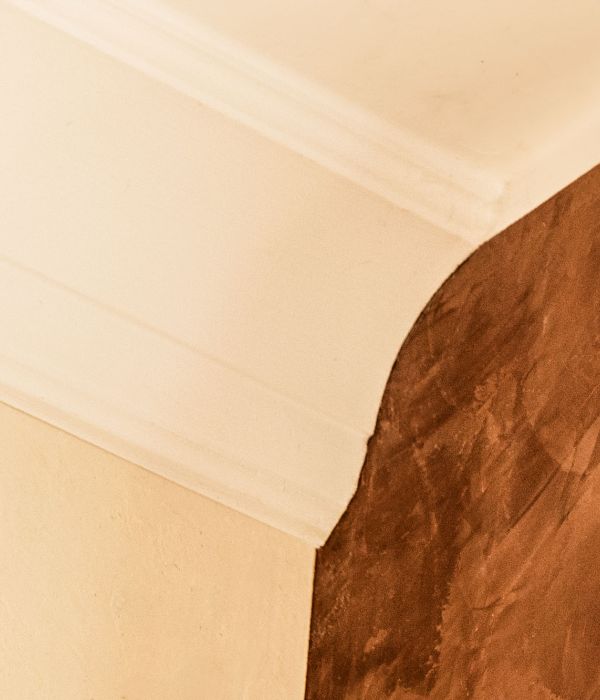 Detailaufnahme einer Zierleiste von Maler Monti zur Unterstreichung des eleganten Raumdesigns am Tegernsee