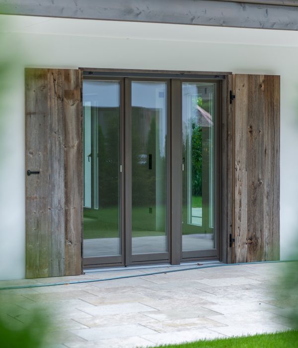 Wohnhaus in Tegernsee mit weißer Fassade von Maler Monti