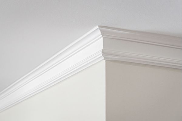 Weiße Zierleiste an der Decke eines Innenraums am Tegernsee