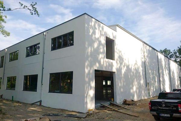 Von Maler Monti verputzte Außenfassade eines Gewerbegebäude