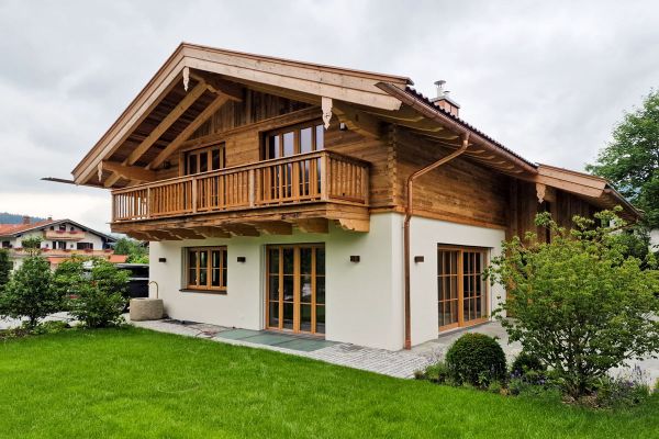 Außenansicht eines Landhaus-Neubaus am Tegernsee mit Fassade gestrichen von Maler Monti