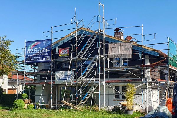 Malerarbeiten von Maler Monti mit Gerüstaufbau einer Außenfassade eines Wohnhauses am Tegernsee