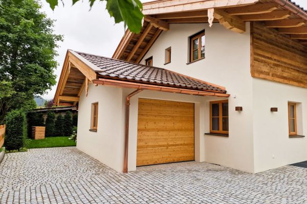 Außenansicht eines Neubaus am Tegernsee inkl. Garage mit Fassade gestrichen von Maler Monti