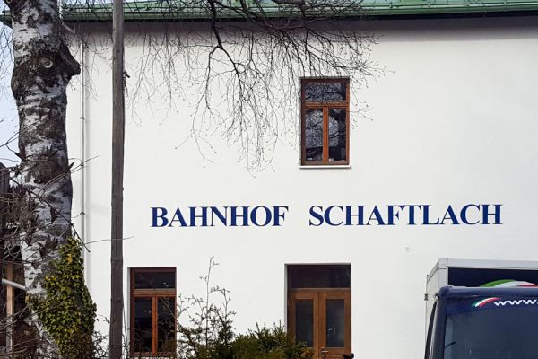 Malerarbeiten an der Fassade des Bahnhofs in Schaftlach durch Maler Monti mit fertigem Ergebnis
