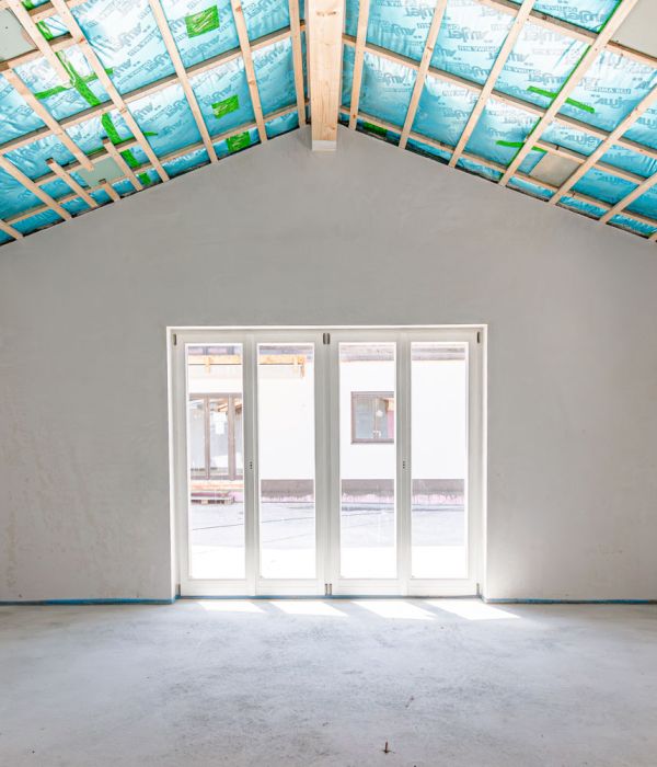 Von Maler Monti frisch verputzte Innenwände eines Neubaus am Tegernsee