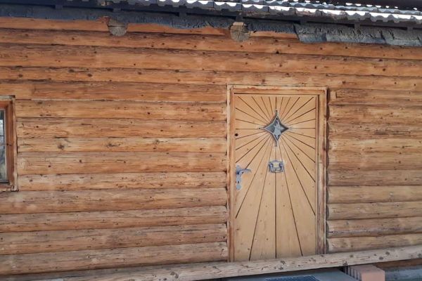 Mit Sandstrahl gereinigte Holzhauswand eines Wohnhauses am Tegernsee