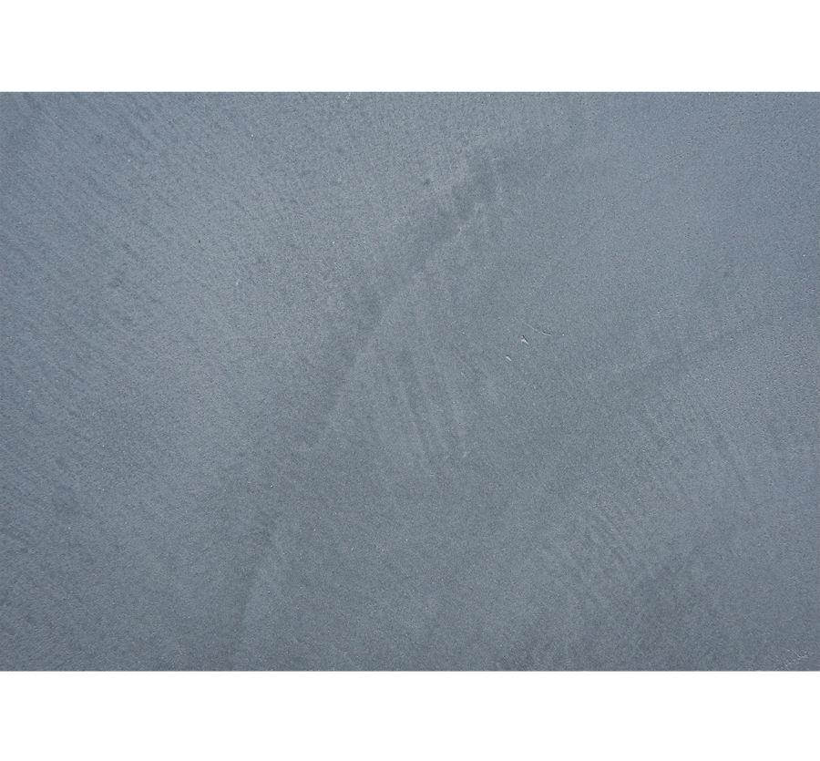 Detailaufnahme einer Wand, die in Betonoptik in einem renovierten Haus am Tegernsee verputzt wurde