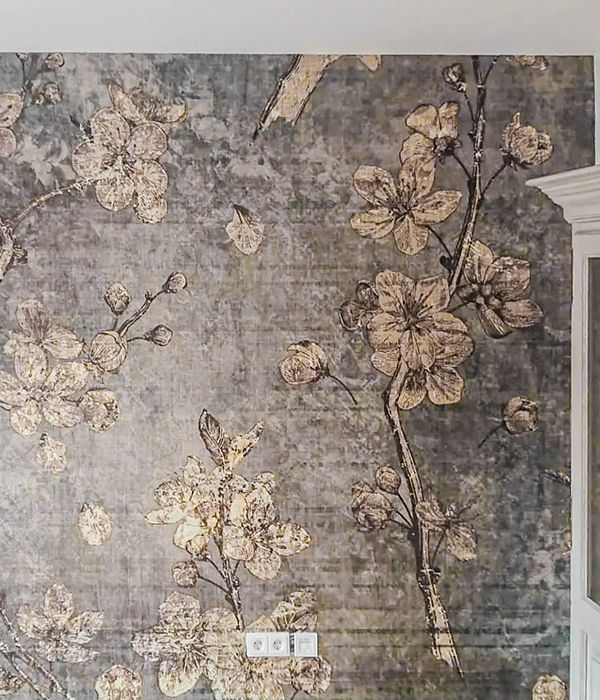 Aufnahme einer dunklen Tapete von Maler Monti mit bronzefarbenem floralem Aufdruck am Tegernsee