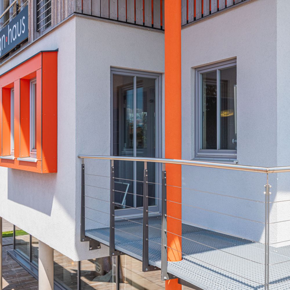 Balkon an einem Geschäftshaus mit tragender Stahlsäule, die von Maler Monti mit einem einem feuerhemmenden Anstrich versehen wurde
