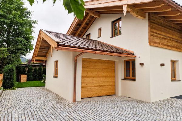 Außenansicht eines Neubaus am Tegernsee inkl. Garage mit Fassade gestrichen von Maler Monti