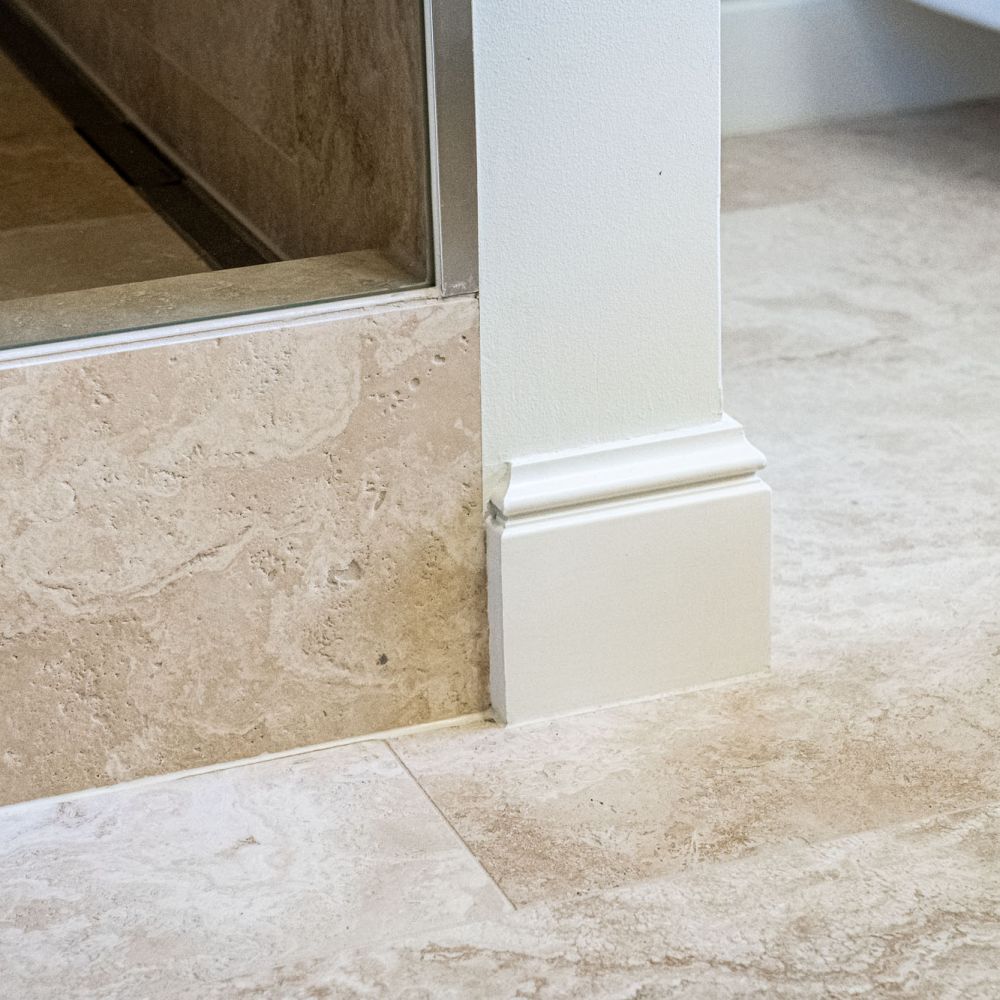 Profilleiste von Maler Monti in einem Badezimmer am Tegernsee zwischen Dusche und Fliesenboden