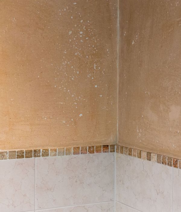 Spachteltechnik von Maler Monti im Badezimmer am Tegernsee in Terracotta mit farblich abgestimmten Fliesen und kleinem Mosaik