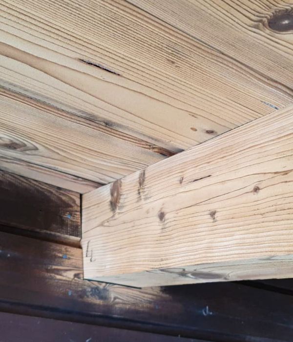 Holzdecke eines Wohnraums am Tegernsee wurde mit Hilfe der Sandstrahltechnik durch Maler Monti von alter Farbe befreit