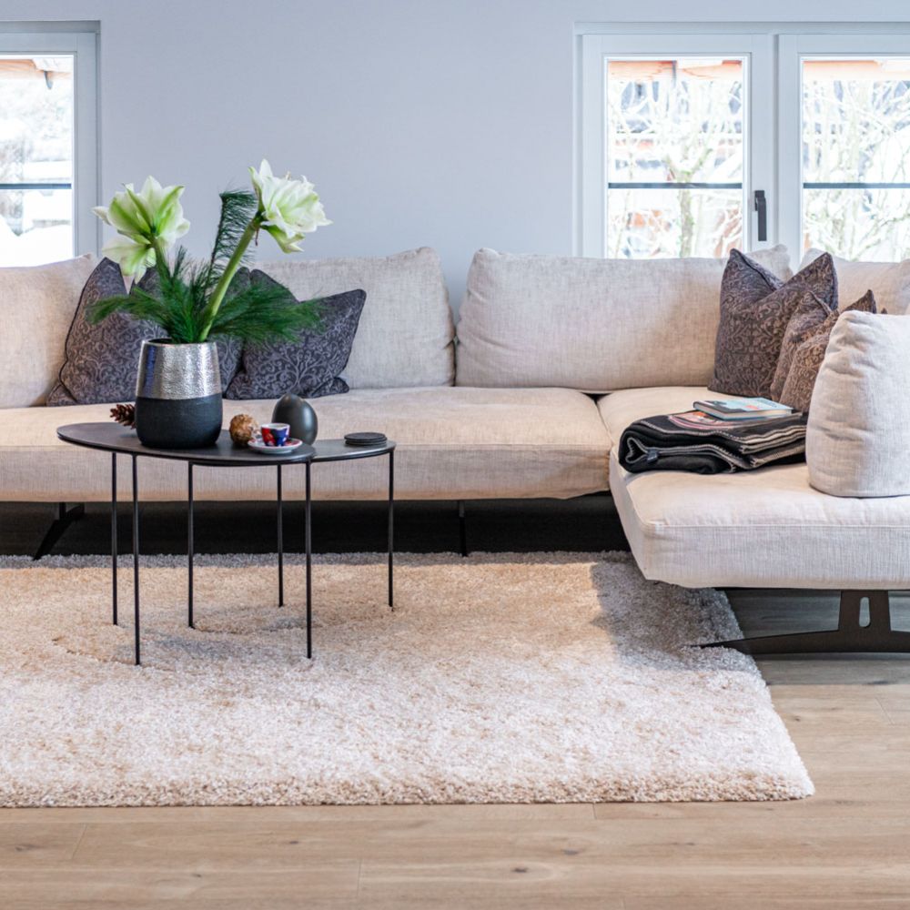 Ecksofa in einem Wohnhaus am Tegernsee mit von Maler Monti gestrichener Innenwand